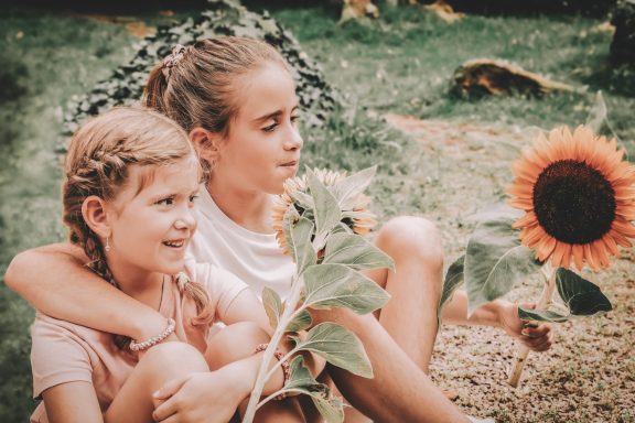 Schwestern bei einem lebendigen Kinder-Shooting draußen in der Natur im Saarland