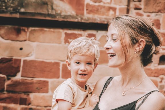 Mama und Kind bei einem liebevollen Familien-Shooting im Freien in Perl