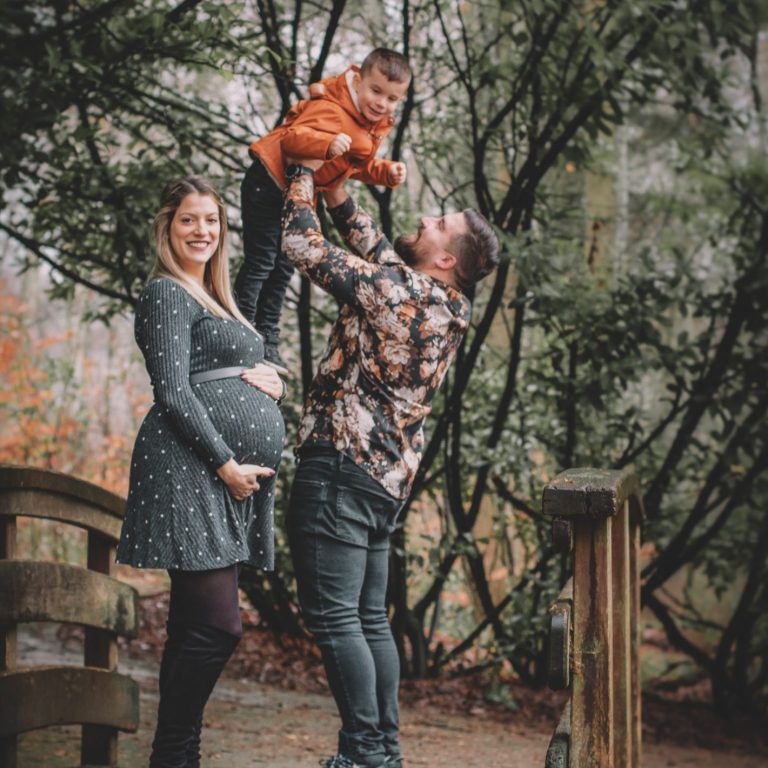Babybauch-Shooting mit Familie draußen in der Natur im Saarland