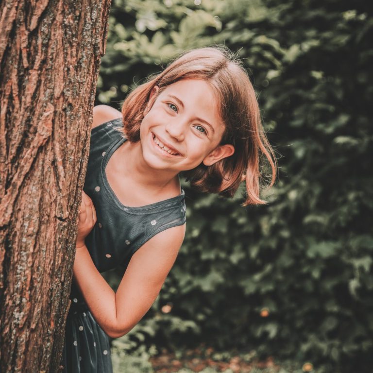 Liebevolle Erinnerungen aus den ersten Lebenstagen Neugeborenes Baby bei einem ruhigen Newborn-Shooting zu Hause in Perl