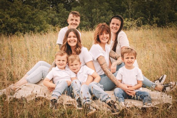 Familiengruppe bei einem entspannten Familien-Shooting draußen in Luxemburg