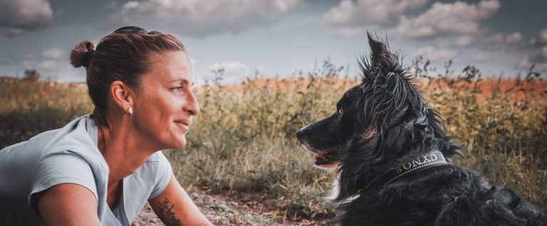 Babybauch-Shooting mit Familie draußen in der Natur im Saarland