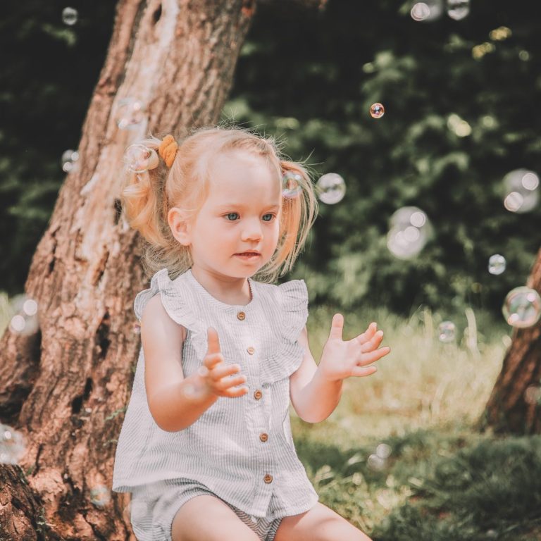 Liebevolle Erinnerungen aus den ersten Lebenstagen Neugeborenes Baby bei einem ruhigen Newborn-Shooting zu Hause in Perl